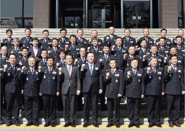 김현웅법무부장관이11일오전정부과천청사대회의실에서개최된2016년전국교정기관장회의에서참석자들과기념촬영을하고있다.(사진=법무부)