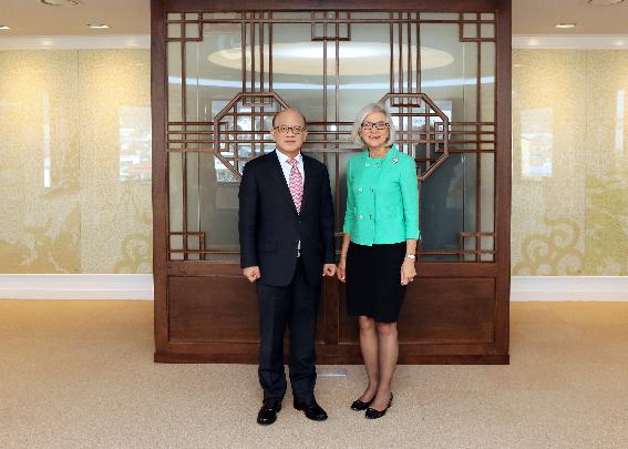 박한철헌법재판소장과맥라크린대법원장(사진=헌법재판소)