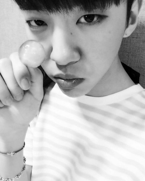 B.A.P 방용국, 달달한 사탕 인증샷...'심쿵 비주얼'