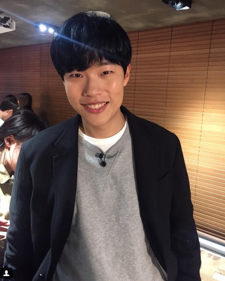 류준열, 훈훈한 남친짤 "장난꾸러기 윤지공"