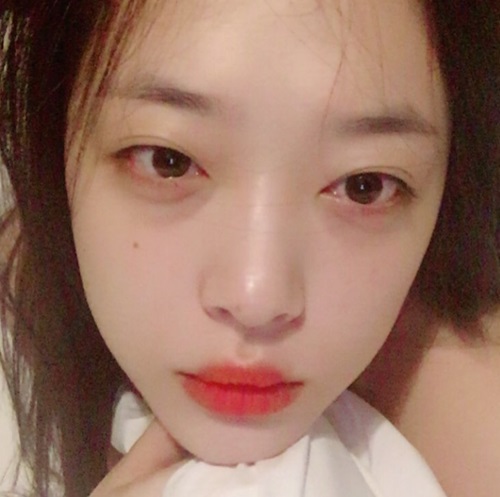 설리, 모닝 셀카에도 굴욕 없는 미모 인증 "잘 잤어?"