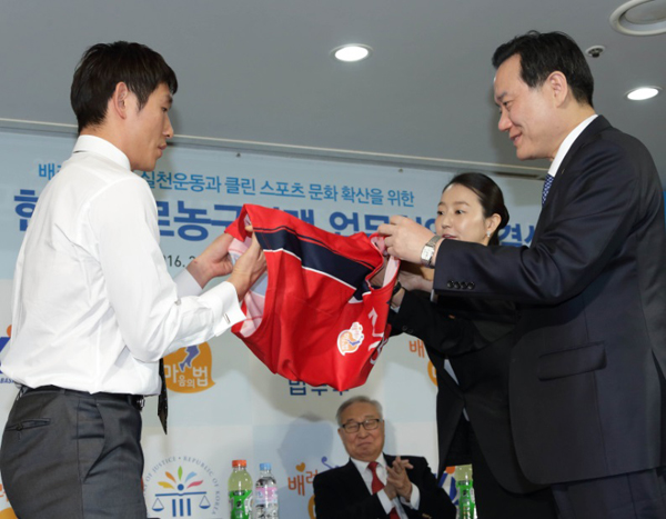 김현웅법무부장관이17일서울강남구KBL센터에서열린배려,법질서실천운동과클린스포츠문화확산을위한법무부·한국프로농구연맹업무협약체결식에서홍보대사로위촉된양동근선수(왼쪽)에게‘배려는마음의법’이라는로고가새겨진유니폼을전달하고있다.(사진=법무부)