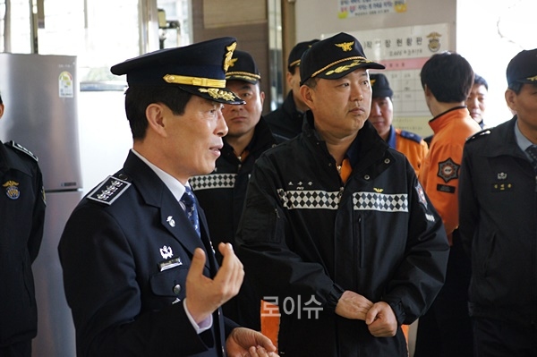 합동소방훈련에이어부산교도소시설을참관하고기념촬영을하고있다(앞줄사진왼쪽부터표승완부산강서소방서장,강위복부산교도소장).(사진제공=부산교도소)