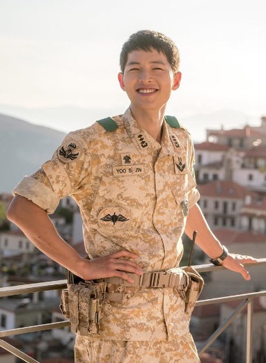 '태양의 후예' 송중기, 여심 홀리는 미소 "햇살이세요?"