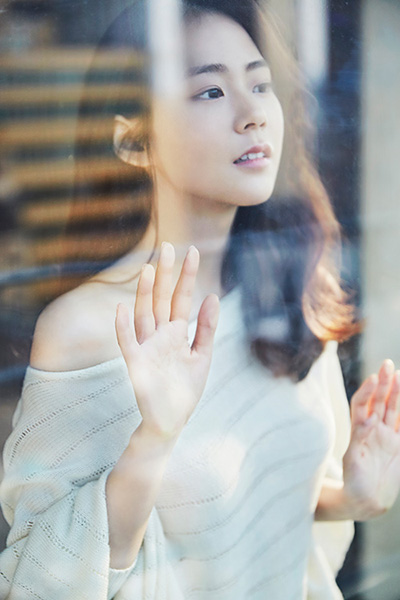 한승연, 찰랑 거리는 웨이브에 오묘한 눈빛으로 '여신자태' 뽐내