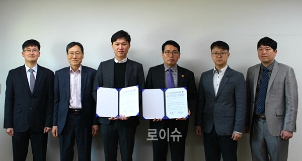 업무협약서를내보이며기념촬영.(사진제공=한국법무보호복지공단경남서부지소)