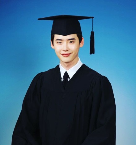 이종석, 졸업 사진 공개 '훈남의 정석'