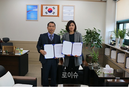 이양근센터장(사진왼쪽)과이근애수암지역아동센터장이업무협약서를내보이며기념촬영.(사진제공=울산청소년꿈키움센터)