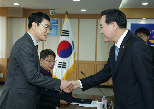 김현웅법무부장관이28일오후정부과천청사법무부대회의실에서이승준(주)한준에프알회장에게사회통합자원봉사위원위촉장을수여하고있다.(사진=법무부)