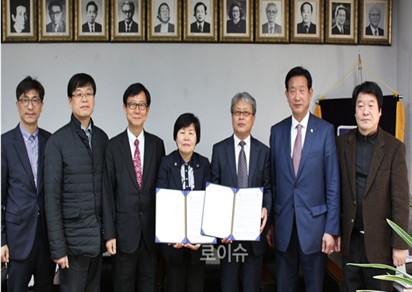 백기영지부장(사진왼쪽네번째)과김동석회장(사진우측세번째)등이MOU를체결하고기념촬영.(사진제공=한국법무보호복지공단부산지부)