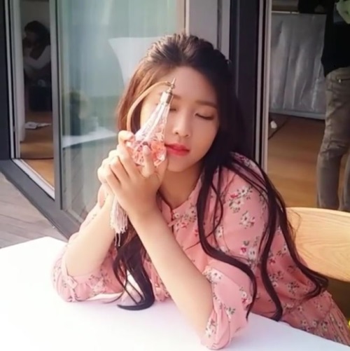 설현, 영상 속 눈 감은채 '완벽미모' 인증