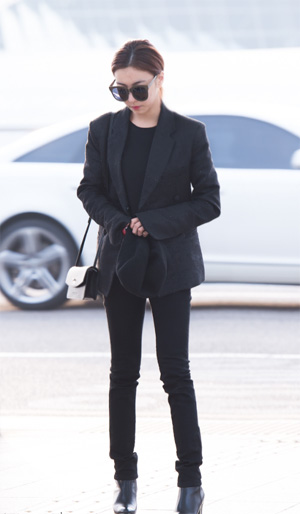 에프엑스 루나, 시크한 블랙으로 매칭한 공항패션