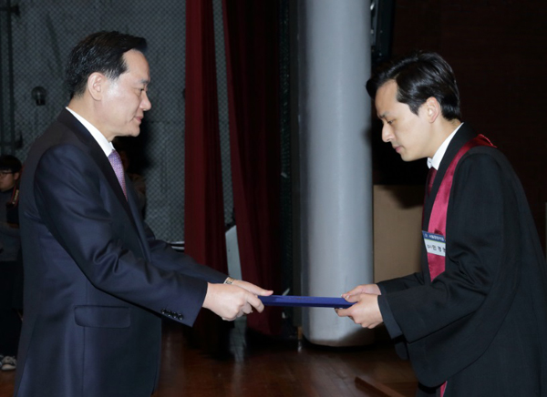 김현웅법무부장관이1일신임검사에게임명장을수여하고있다(사진=법무부)