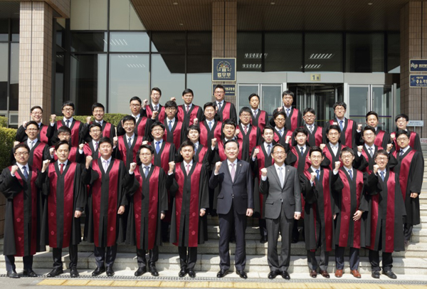 김현웅법무부장관이1일오전정부과천청사에서열린신임검사임관식에서임관된검사들과기념촬영을하고있다.(사진=법무부)