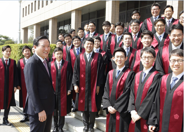 김현웅법무부장관이1일오전정부과천청사에서열린신임검사임관식에서임관된검사들과기념촬영을하고있다.(사진=법무부)