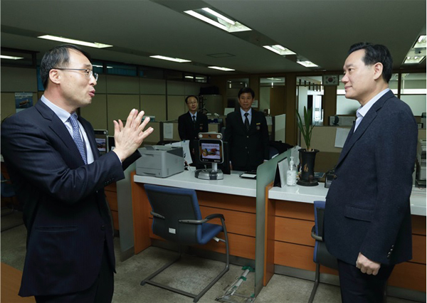 김현웅법무부장관이2일인천항제1국제여객터미널인천출입국관리사무소심사과를들러김종민(왼쪽)인천출입국관리사무소장으로부터업무현황에대하여보고를받고있다.(사진=법무부)