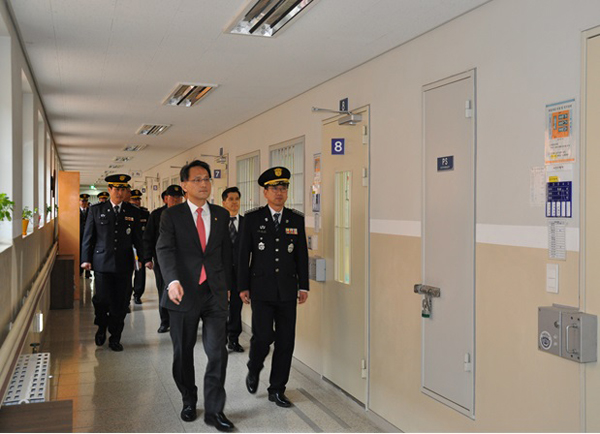 서울남부굣도소수용동현장점검하는이창재법무부차관(사진=법무부)