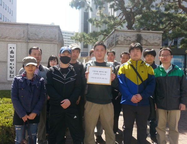 4일서울남부지방법원에소장을제출하는사법시험준비생들(사진=사법시험존치를위한고시생모임)