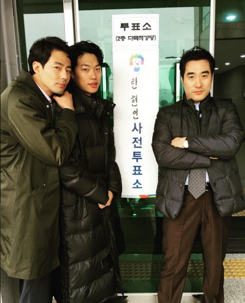 조인성 배성우 류준열, 사전 투표 모습 '훈훈'