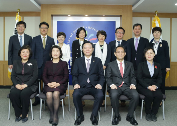 김현웅법무부장관이11일정부과천청사법무부대회의실에서열린제6기법무부여성아동정책심의위원회출범식에서참석자들과기념촬영을하고있다.(사진=법무부)