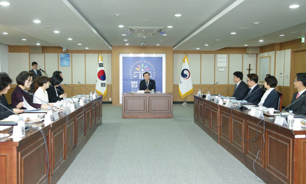 김현웅법무부장관이11일정부과천청사법무부대회의실에서열린제6기법무부여성아동정책심의위원회출범식에서인사말을하고있다(사진=법무부)