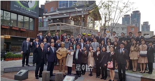 대구지법법관들이대구사랑투어를통해소통과신뢰받는재판을다짐하며기념촬영.(사진제공=대구지법)