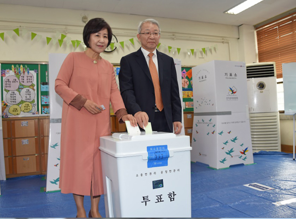 부인김선경여사와함께투표하는양승태대법원장(사진=대법원)