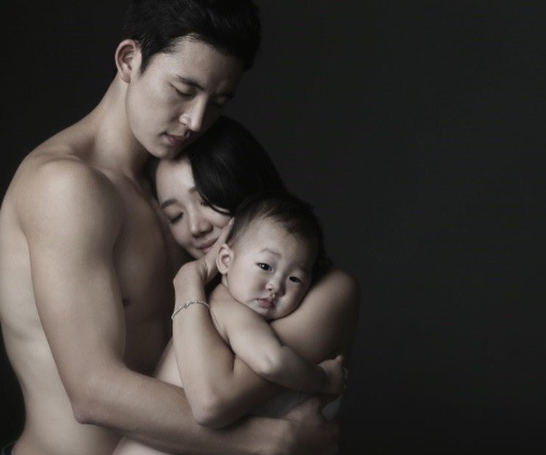 박가원-강병현 부부, 아들 유준과 함께 상반신 누드 화보
