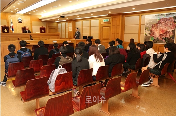 강민구법원장이학생들과대화의시간을직접갖고이들에게미래에대한꿈을심어주고있다.(사진제공=부산지법)