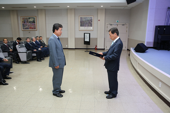 윤인태부산고법원장이조정위원들에게위촉장을수여하고기념촬영.(사진제공=부산고법)