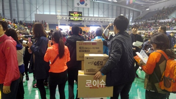 제36회장애인의날행사지원을하고있는사회봉사대상자들.(사진제공=부산준법지원센터)