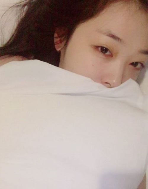 설리, 백옥 피부 ‘시선 집중’