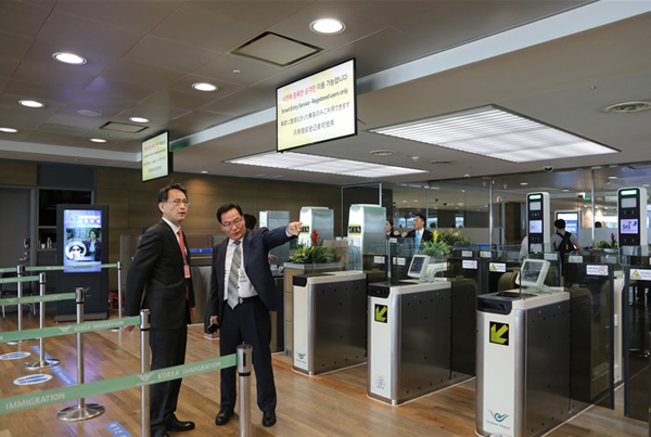 이창재법무부차관이25일인천공항출입국심사현장을방문하여자동출입국심사대를점검하고있다.(사진=법무부)