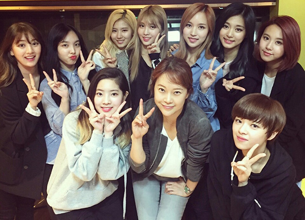 백지영, 트와이스와 브이 홀릭…밤에도 빛나는 미모