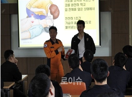 의무경찰들이심폐소생술을익히고있다.(사진제공=경남경찰청)