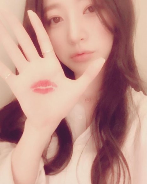 송하윤, 청초한 매력 “보고 있나요”