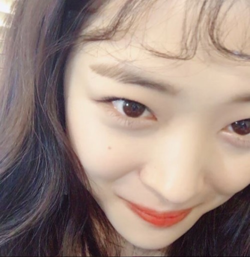 설리, 시선집중 시키는 외모 “조심히 가요”