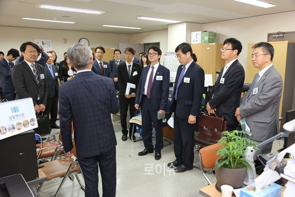 수사과정을설명하고있는이임표검사와창원지방변호사회소속변호사들.(사진제공=창원지방변호사회)