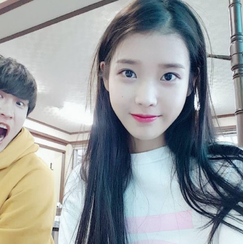 아이유, 초롱초롱한 눈빛 ‘백옥 피부 눈길’