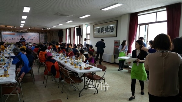 사회봉사대상자들이어버이날기념행사를지원.(사진제공=부산준법지원센터)