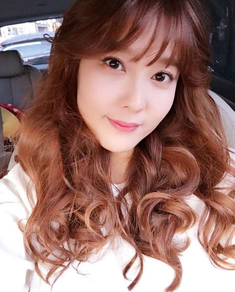 다나, 꿀광 피부 돋보이는 여신 셀카 "눈부셔"