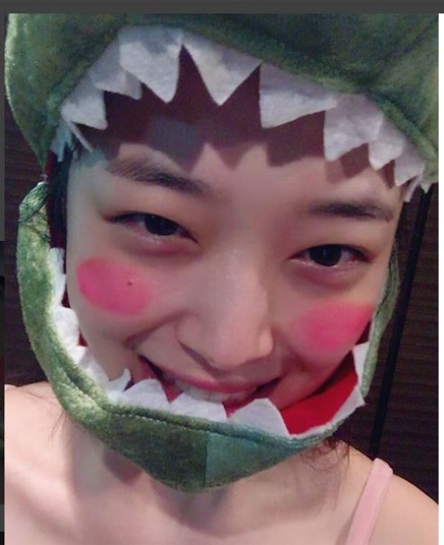 설리, 공룡인형 탈 쓴 모습 ‘귀여워라’