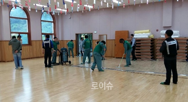 문수보라미봉사단모범수형자와교정위원들이청소를하고있다.(사진제공=울산구치소)