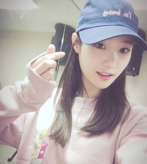 정채연, 손가락 하트 그리며 ‘남심 철렁’