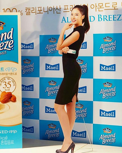 레이양, 설현과 무보정 입간판 지존 대결