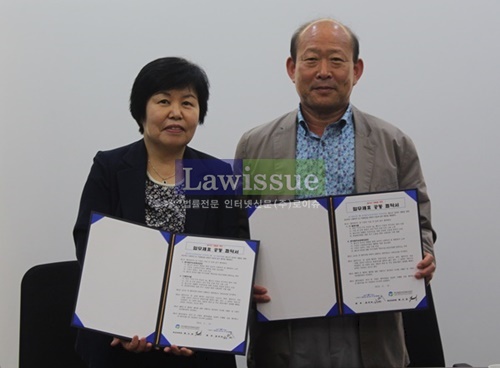 법무공단부산지부 백기영지부장과 합천식품 정석이 대표가 업무협약서를 내보이며 기념촬영.