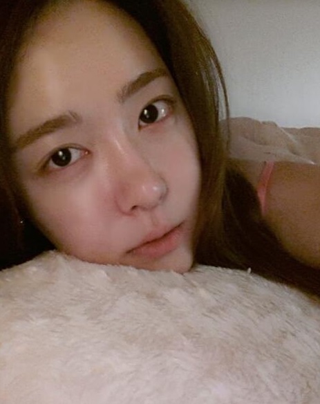 유소영, 민낯 꿀피부 공개 "잠이 안오는 밤"