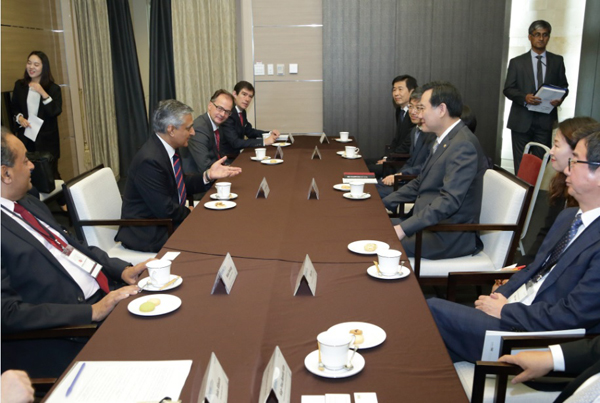 김현웅 법무부장관(오른쪽 세 번째)이 16일 인천 송도 컨벤시아에서 열린 '2016 인천 무역법 포럼'에 참석하여 티랏 싱 타쿠루(왼쪽 두 번째) 인도 대법원장 및 포럼 참석자들과 법률교류와 국제거래규범에 관하여 환담을 하고 있다.