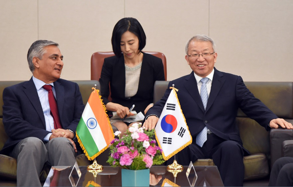 양승태 대법원장과 타쿠르 인도 대법원장(이하 사진제공= 대법원)