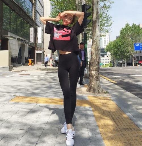 윤사랑, 밀착 레깅스 입은 사진 보니 ‘바비 인형 몸매’ 완벽 그 자체